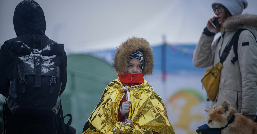 Flicka invirad i nödfilt. Rysslands invasion av Ukraina