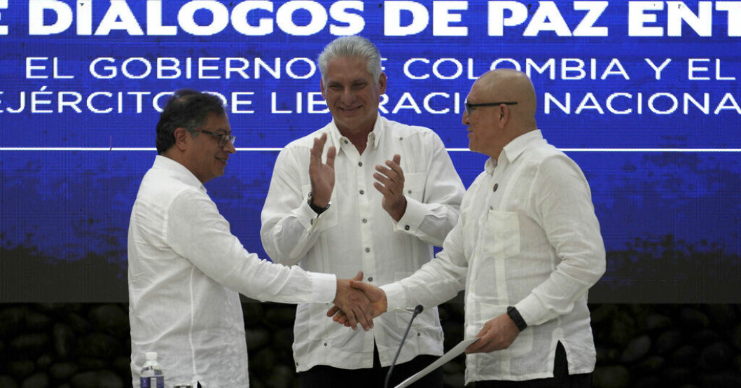 Colombias president Gustavo Petro, till vänster, och ELN-ledaren Antonio García skakar hand efter avtalet om en vapenvila, påhejade av Kubas president Miguel Díaz-Canel, i mitten. Colombia och gerillagrupp överens om vapenvila