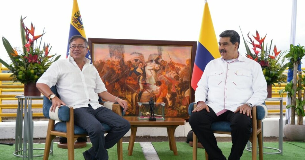 Colombias president Gustavo Petro, till vänster, och hans venezuelanska motsvarighet Nicolás Maduro träffades på varsin sida gränsen – det vita strecket – på Atanasio Girardot-bron mellan länderna. Venezuela och Colombia tecknar handelsavtal