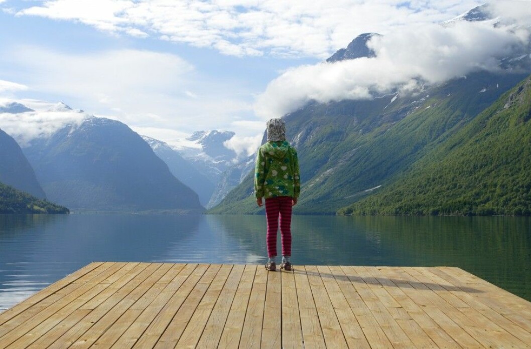 Foto: Colourbox looking at the lake