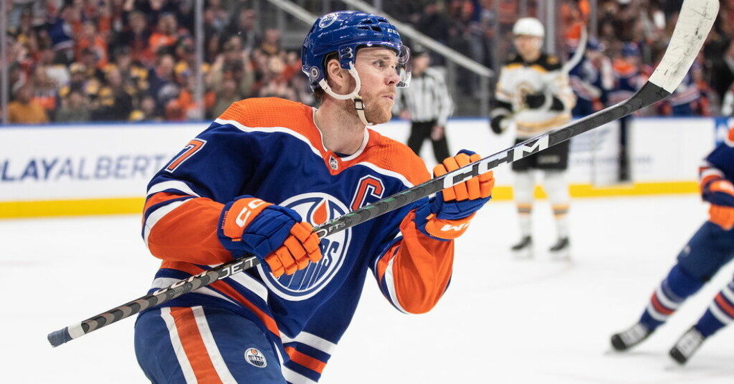Connor McDavid efter sitt 50:e mål. McDavid uppe i 50 NHL-mål för första gången