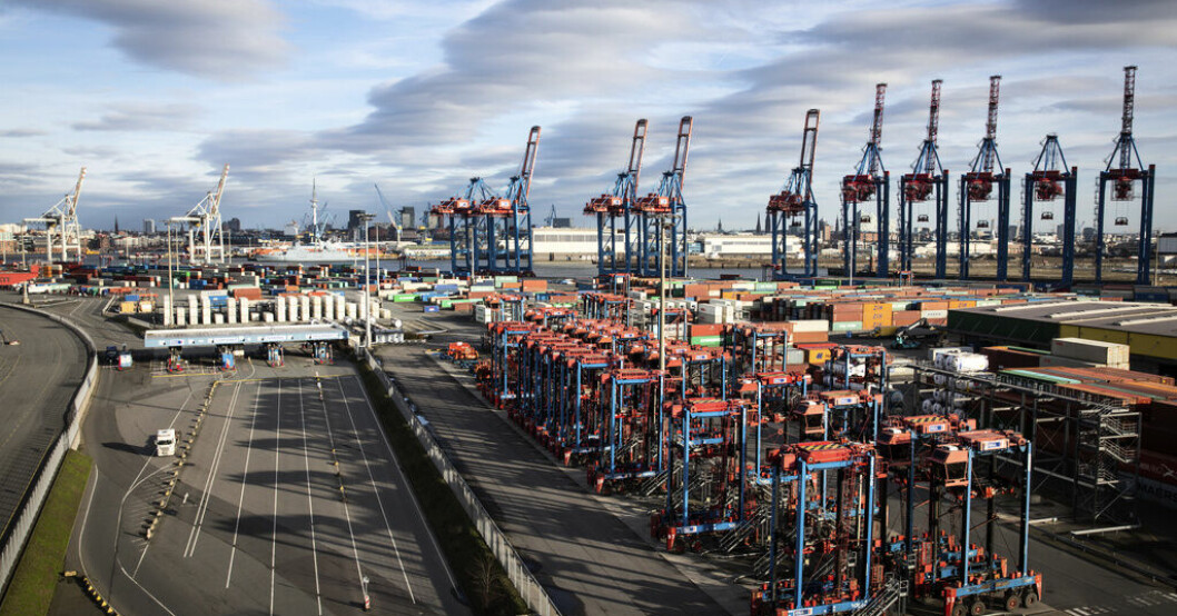 Containerhamnen Tollerort i Hamburg. Arkivbild. Kinesiskt köp av hamn i Hamburg granskas