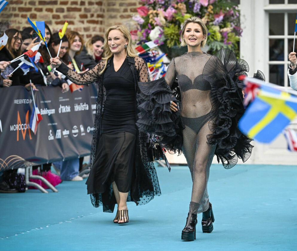Lotta Furebäck och Cornelia Jakobs i samband med Eurovision song contests öppningsceremoni. Lotta Furebäck och Cornelia Jakobs