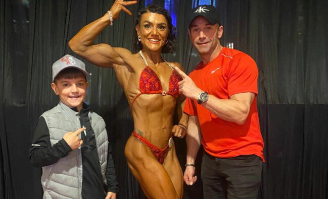 Mamma Kerry på en tävling. Steven är hennes make, nutritionist, personlig tränare och koreograf. Till vänster sonen Aaron. Mamma Kerry på en tävling. Steven är hennes make, nutritionist, personlig tränare och koreograf. Till vänster sonen Aaron.