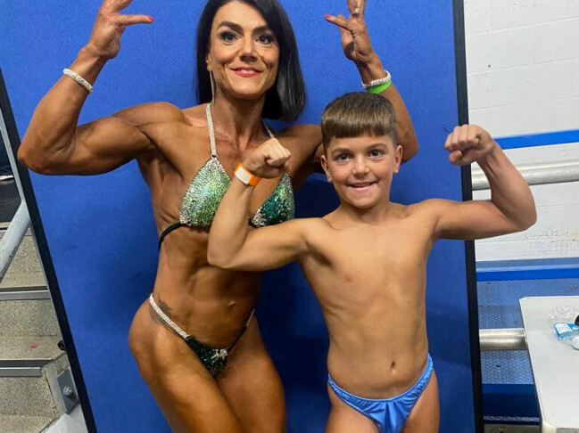 Kerry och Aaron under en tävling. Grabben vill gå i mammans fotspår och är ofta med och lär när hon tävlar. Kerry och Aaron under en tävling. Grabben vill gå i mammans fotspår och är ofta med och lär när hon tävlar.
