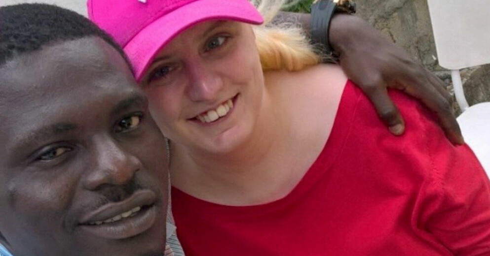 Paret hade kontakt via telefon i ett år innan de träffades – sedan gifte de sig inom loppet av bara tre veckor. Oluyemi Sholagbade håller sin fru Sarah Sholagbade om axeln.