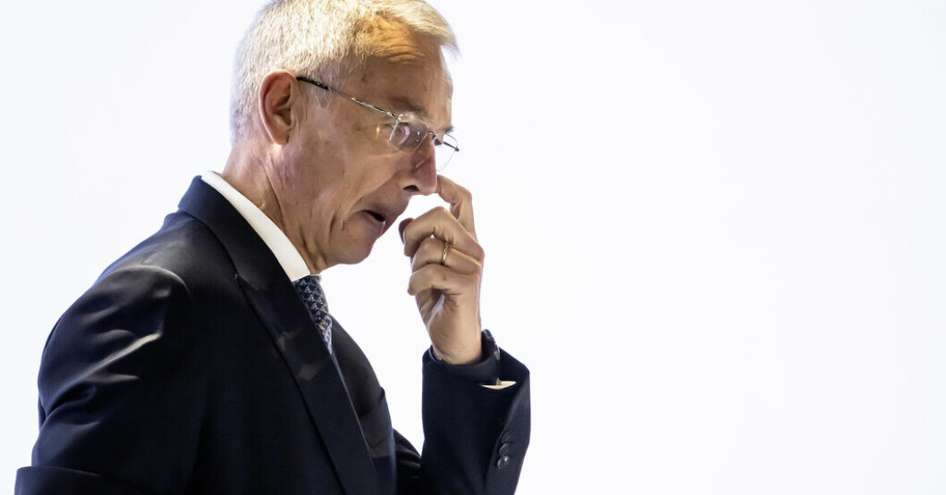 Credit Suisse styrelseordförande Axel Lehmann anländer till årsstämman. Krisbankens vd: Verkligen ledsen