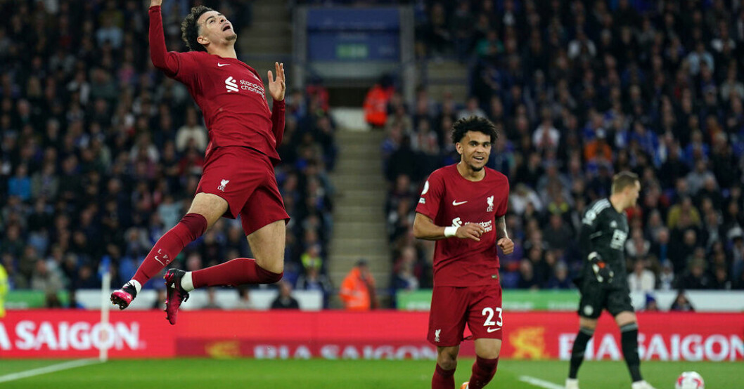 Curtis Jones firar ett av sina två mål mot Leicester. Liverpools segertåg går vidare – tog sjunde raka