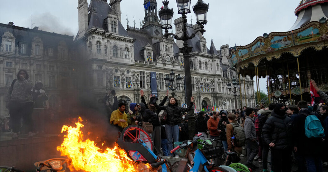 Cyklar i brand under protester i Paris efter att författningsrådet godkänt regeringens lagpaket som bland annat innebär att pensionsåldern höjs från 62 till 64 år. Vinst för Macron – men protesterna fortsätter