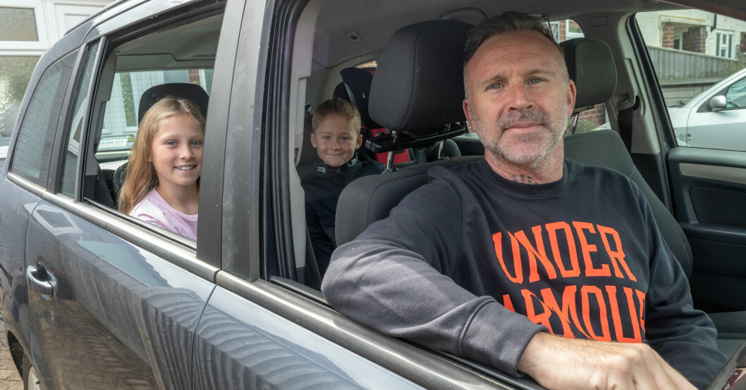 Stuart Waters med barnen Sadie och Jude i bilen. Stuart Waters med barnen Sadie och Jude
