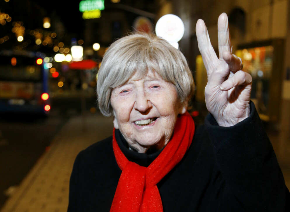 På bilder syns Dagny ofta göra peacetecknet som signalerar vinst. På bilder syns Dagny ofta göra peacetecknet som signalerar vinst.