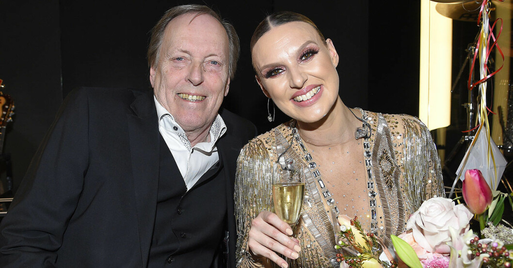 Sanna Nielsen uppträdde i Café Norrköping 1995. 24 år senare återförenades hon 2019 med Ragnar Dahlberg. Ragnar Dahlberg och Sanna Nielsen.