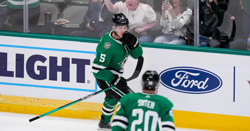 Dallas Nils Lundkvist och Ryan Suter firar efter svenskens mål. Lundkvist målskytt för Dallas