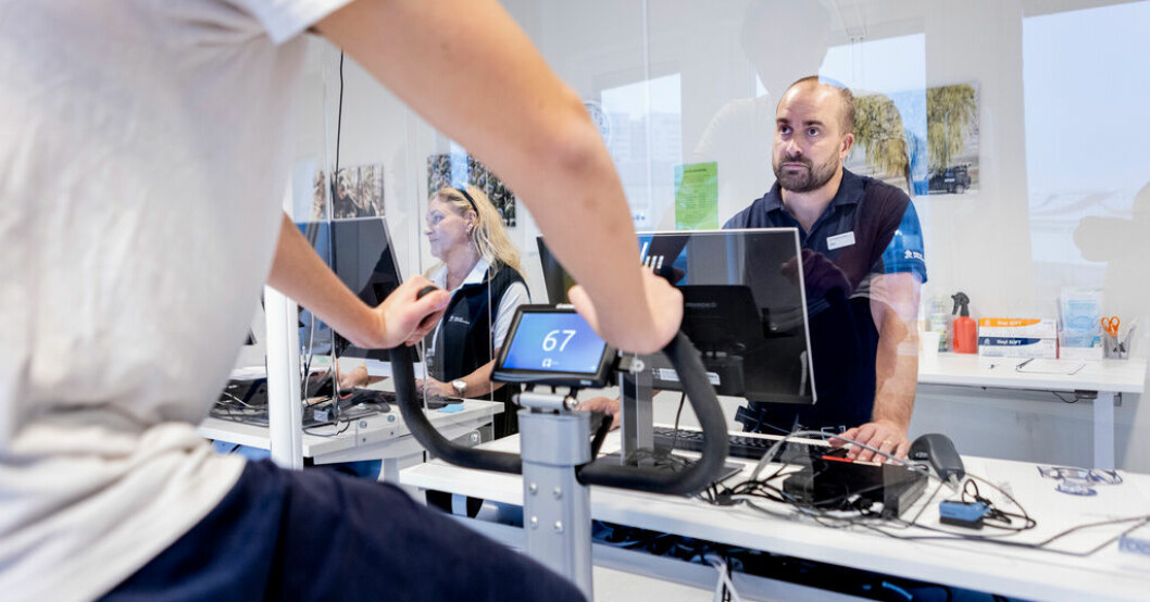 Dan Lövfors, sjuksköterska, övervakar ett fysiskt test på ett mönstringskontor i Stockholm. Arkivbild. Allt fler får mönstra – nära 25 000 kallas