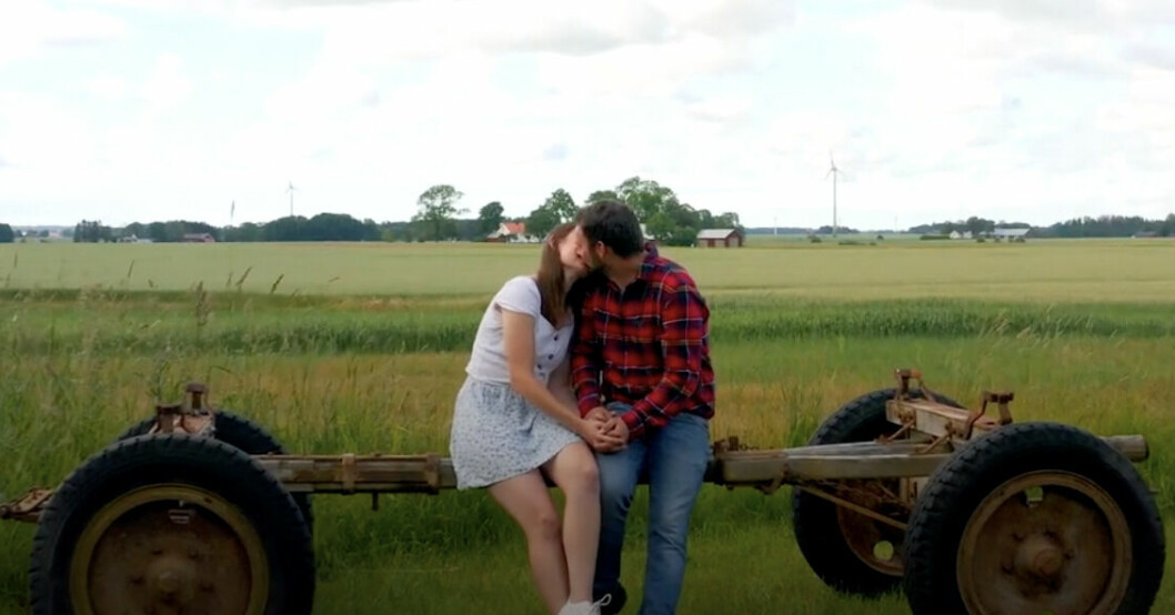 Klara + Daniel = Sant Klara och Daniel pussas i Bonde söker fru