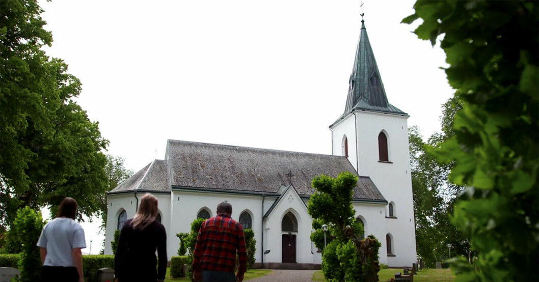 Daniel tog med Alice och Klara till kyrkorgården där hans mamma ligger begravd.