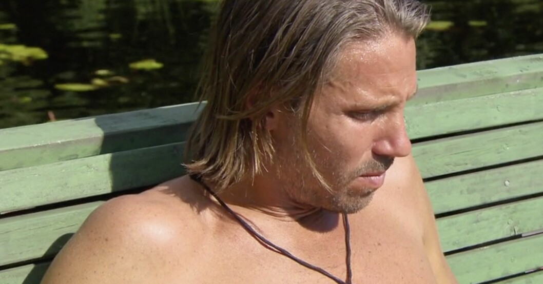 Daniel Tholén med halsbandet han tagit med sig hemifrån.