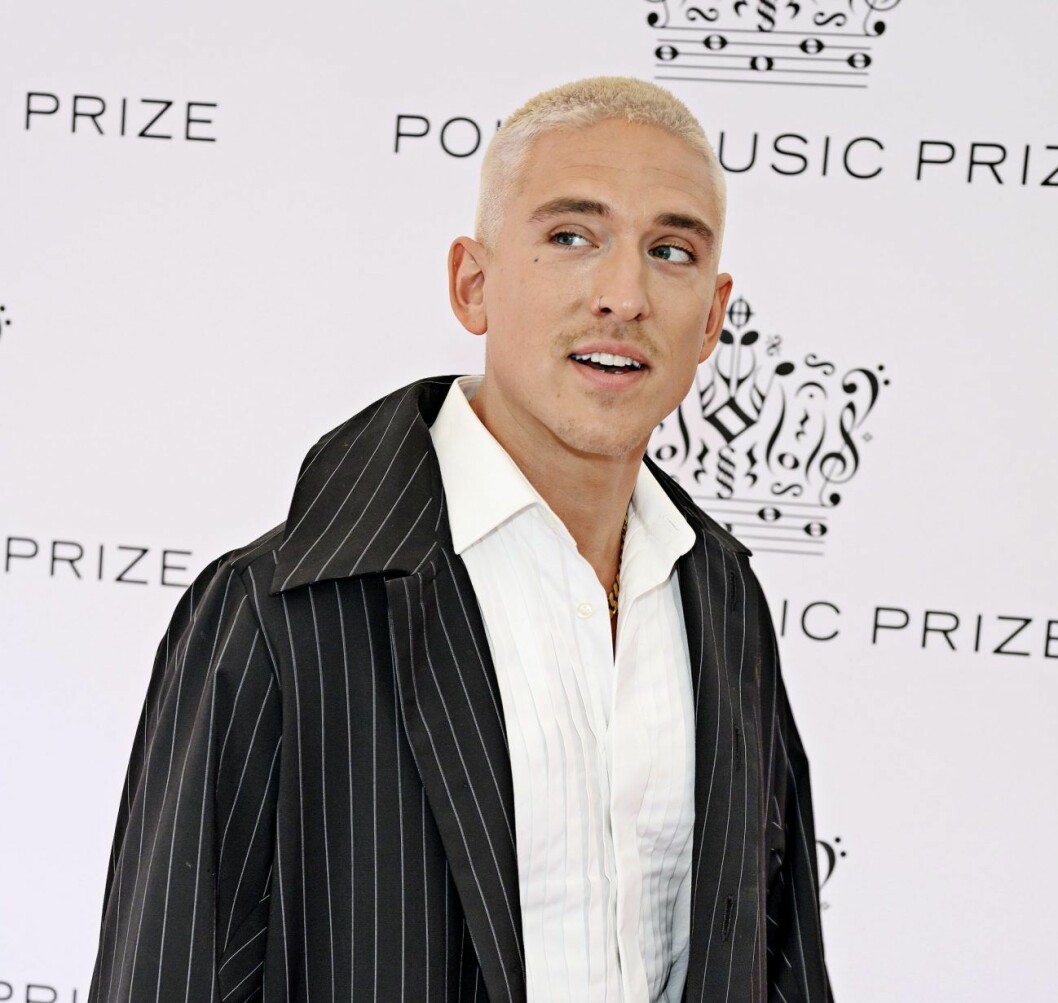 På Polarpriset 2019 visade Danny upp sin nya hårfärg för första gången. Danny Saucedo i platinablont hår under Polarpriset 2019.