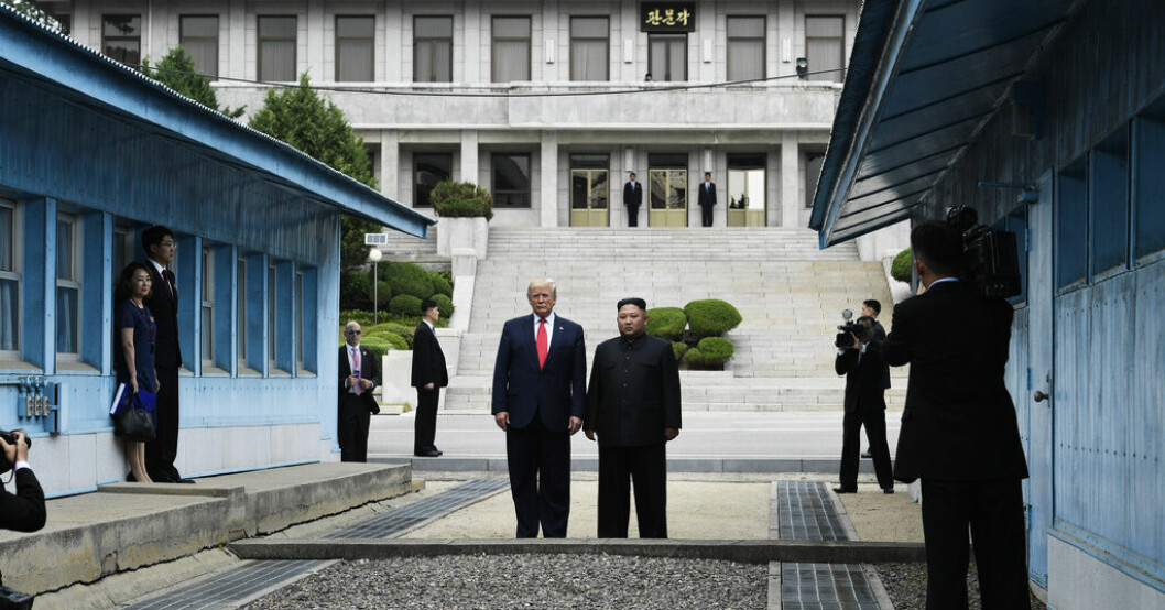 Dåvarande president Donald Trump stod 2019 som första amerikansk president på nordkoreansk mark i Panmunjom, mellan Nord- och Sydkorea. Han träffade Nordkoreas diktator Kim Jong-un. Arkivbild. Trump ger ut bok med brev från Kim och Oprah