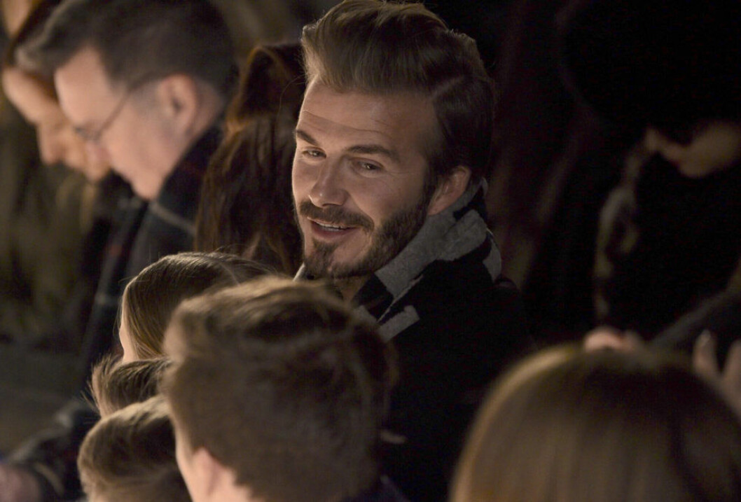 Det är många kvinnor som vill vara nära David Beckham. Det är många kvinnor som vill vara nära David Beckham.