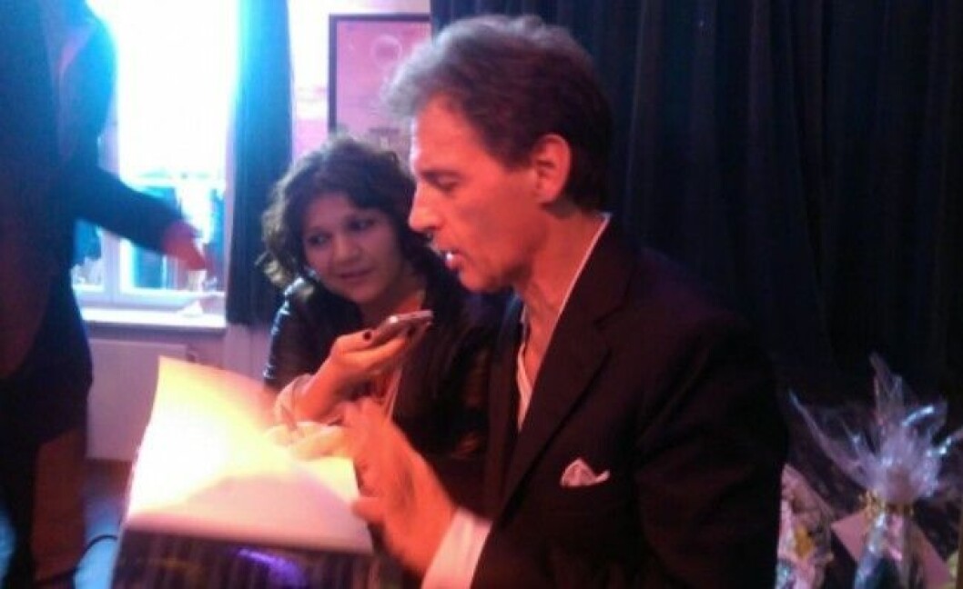 Hänts reporter Sofia Hadjipetri Glantz får en pratstund med David Lagercrantz under tiden som han signerar böcker. Foto: Carolina Ranung Burghi David Lagercrantz med Hänts reporter Sofia Hadjipetri Glantz. Foto: Carolina Ranung Burghi