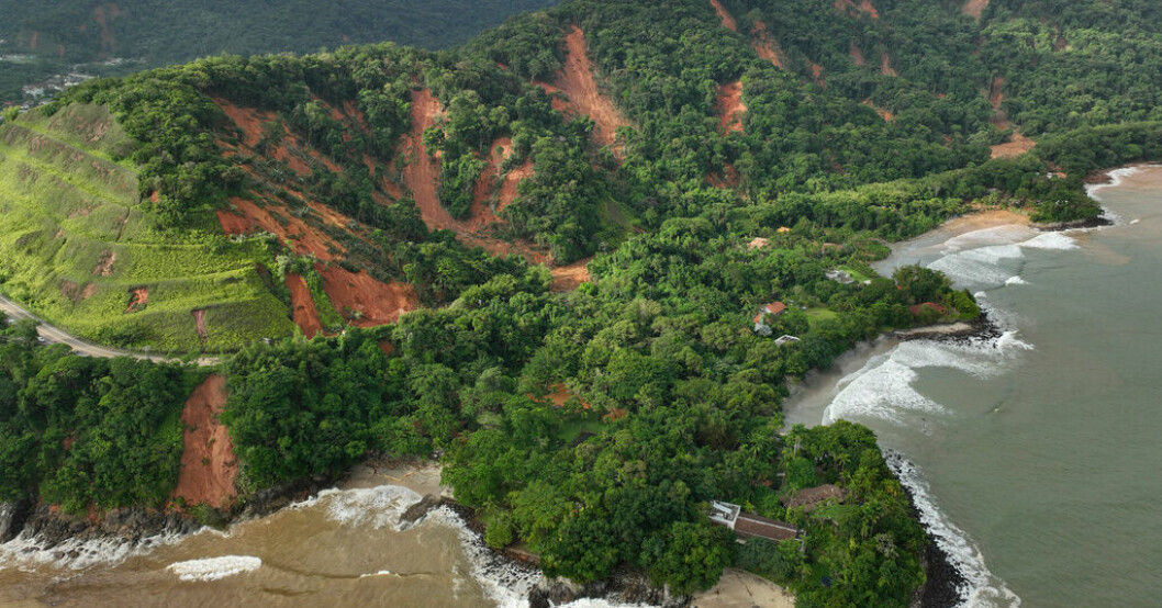 De kraftfulla skyfallen har orsakat jordskred. Bild från i måndags. Räddningsarbete i Brasilien – tiotals saknas