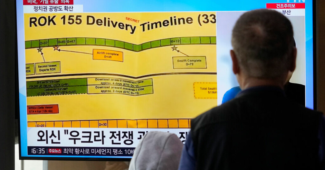 De läckta USA-dokumenten uppmärksammas världen över. Här rapporterar sydkoreansk tv om härvan. Bild från centralstationen i Seoul. Uppgifter: Han läckte topphemliga dokumenten