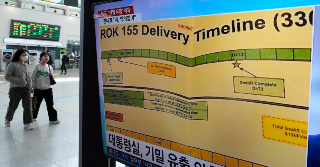 De läckta USA-dokumenten uppmärksammas världen över. Här rapporterar sydkoreansk tv om härvan. Bild från centralstationen i Seoul. Joe Biden efter Pentagonläckan: Nära hitta mannen bakom
