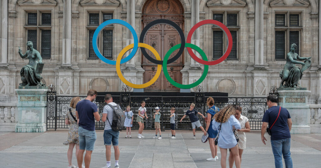 De olympiska ringarna utanför stadshuset i Paris, där sommar-OS arrangeras 2024. Arkivbild. Afrika ger grönt ljus för ryssar i OS