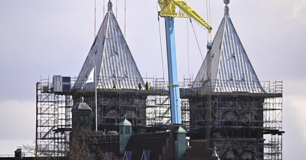 De renoverade tornen på Lunds domkyrka lyftes med hjälp av kran tillbaka på måndagen Tornen på plats – storpublik utanför domkyrka