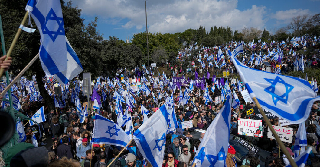 Netanyahu tar kritiserat lagförslag vidare