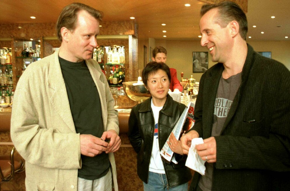 De två vännerna Stellan Skarsgård och Peter Stormare på filmfestivalen i Cannes, Frankrike år 1996. I mitten står Peters fru, då flickvän, Toshimi Stormare. De två vännerna Stellan Skarsgård och Peter Stormare på filmfestivalen i Cannes, Frankrike år 1996. I mitten står Peters fru, då flickvän, Toshimi Stormare.