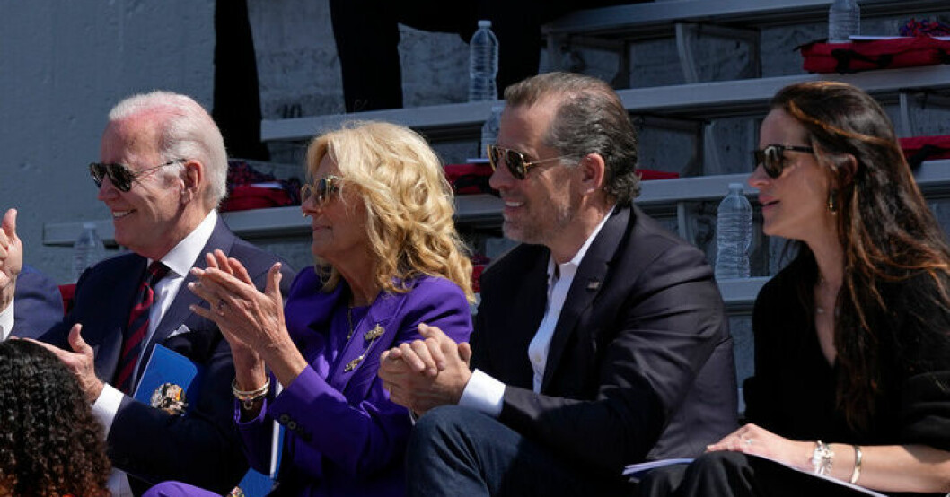Delar av Biden-släkten vid ett evenemang i maj: President Joe Biden med hustrun Jill, och till höger om dem barnen Hunter och Ashley Biden. Republikaner vädrar blod efter Hunter Biden-deal