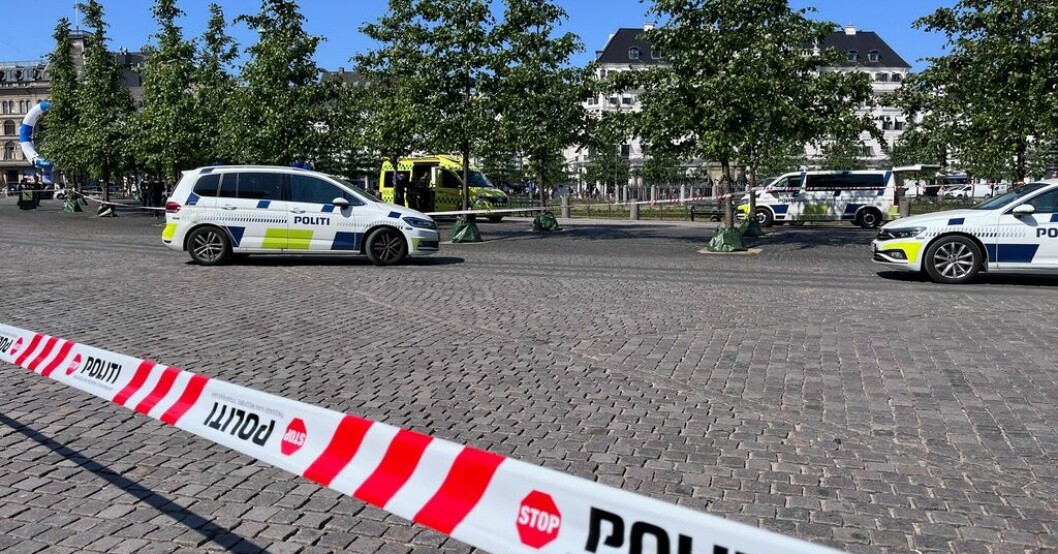 Delar av Kongens Nytorv i Köpenhamn har spärrats av. Knivman nedskjuten i Köpenhamn