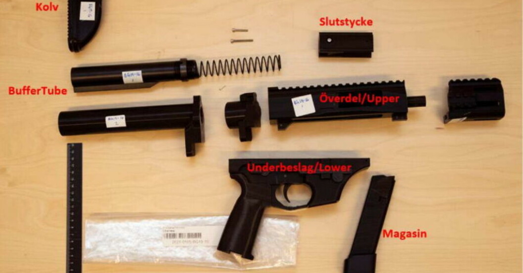 Delar till ett 3D-vapen som hittades hemma hos en man i 25-årsåldern i Falköpings kommun 2021. Bild från polisens förundersökning. Rekord i beslag av 3D-vapen – oro för våldsdåd