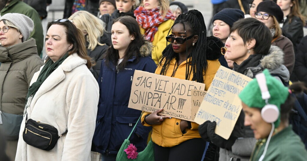 Deltagarna krävde upprättelse för flickan och ökad kunskap om sexuellt våld. Demonstranter viftade med 100 ord för snippa