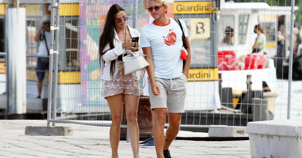 Den bekymmerslösa duon njuter av tillvaron. Demi Moore och Patrick Hilgårt.