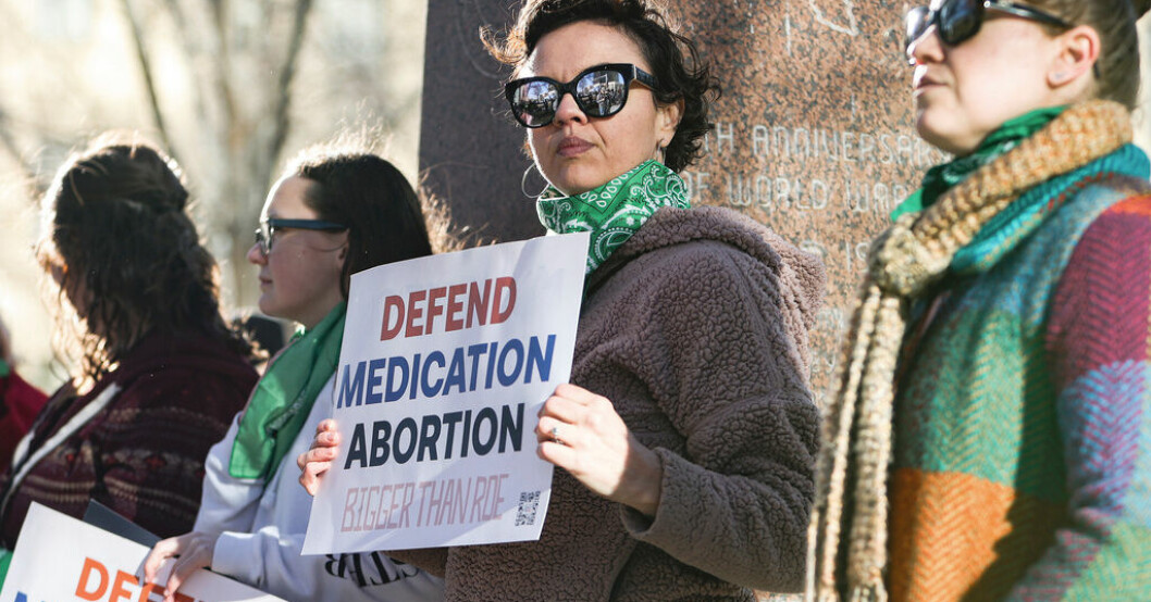 Demonstranten Lindsay London utanför den federala domstolen i Amarillo, Texas i mars, där ett domslut nu satt stopp för abortläkemedlet mifepriston. Abortpiller i limbo efter kontroversiell dom
