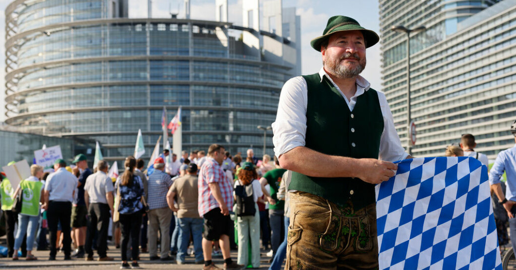 Demonstranter för och emot EU-kommissionens förslag om naturrestaurering utanför EU-parlamentet i Strasbourg. Thunberg och traktorer i tät kamp om naturen