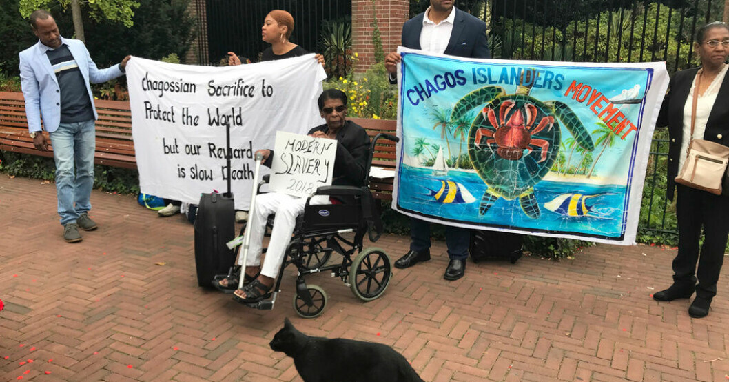 Demonstranter från Chagosöarnas ursprungsbefolkning utanför den internationella domstolen i Haag 2018. Arkivbild. Kritik mot flytt av invånare på Chagosöarna