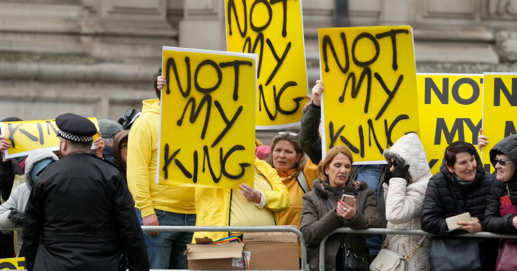 Demonstranter från organisationen Republic, som i mars hade samlats utanför Westminster Abbey inför ett besök av Charles III. Kritik mot kröningsfest bland krisande britter