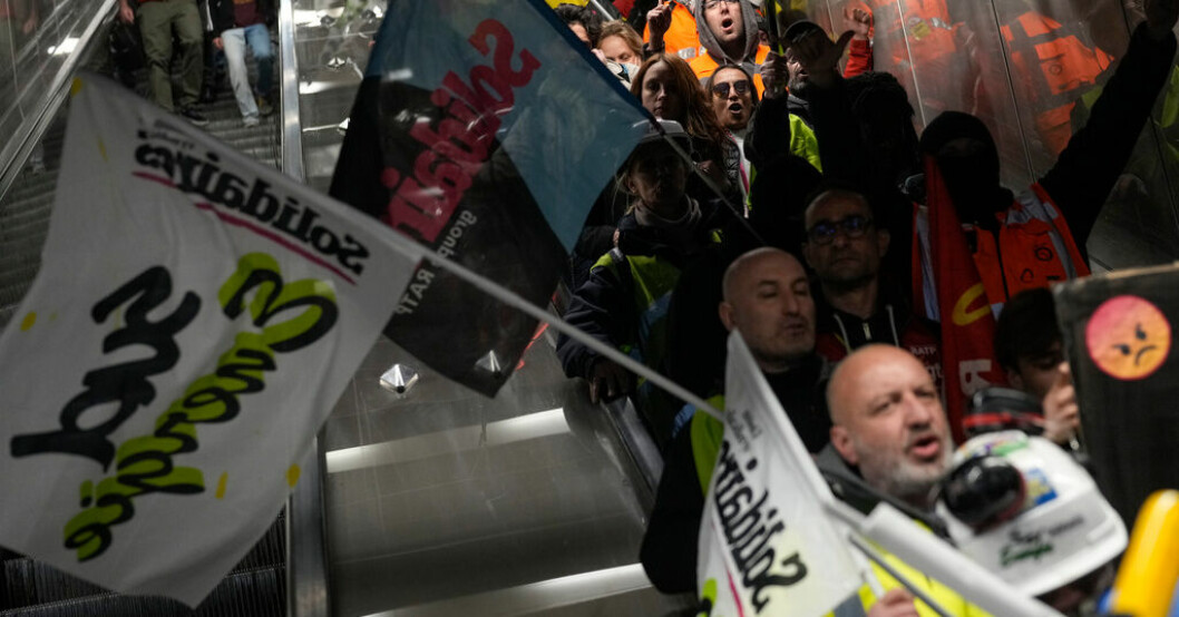 Demonstranter har stormat entréhallen till börsoperatören Euronexts huvudkontor utanför Paris. De protesterar mot president Emmanuel Macrons pensionsreform. Demonstranter stormar Parisbörsen