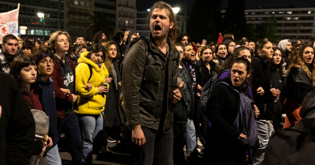Demonstranter i Aten på fredagskvällen. Massprotester mot grekiska tågbolaget