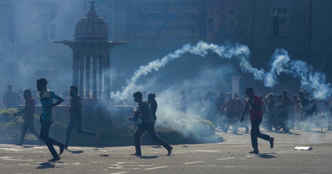 Demonstranter i Colombo flyr polisens tårgas. Tårgas mot demonstranter i Sri Lanka