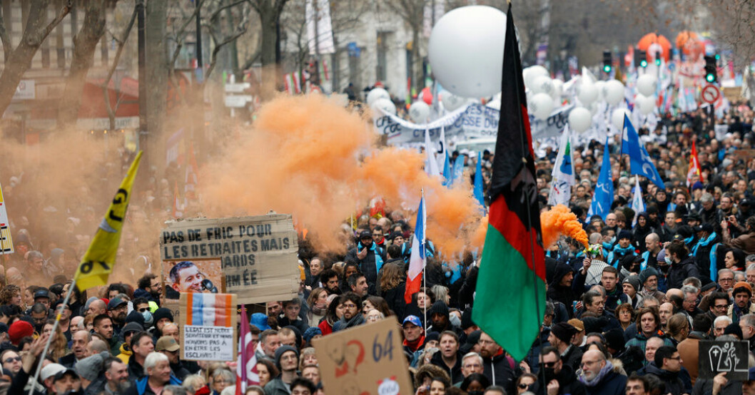 Demonstranter i Paris protesterar den 11 februari mot regeringens förslag att höja pensionsåldern. Frankrike rustar för ny storstrejk