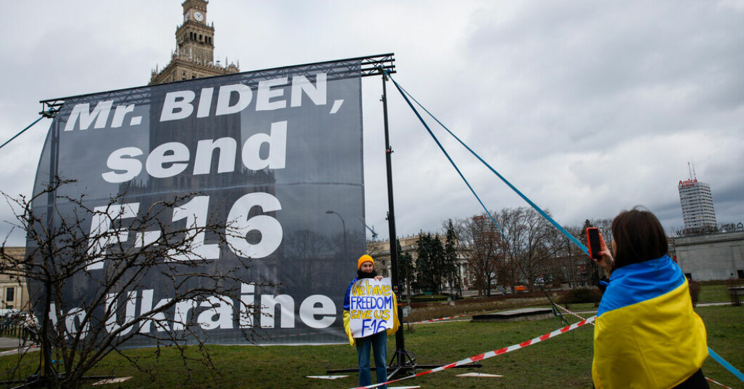 Demonstranter iklädda ukrainska flaggor vädjar om amerikanska stridsflygplan till Ukraina under USA:s president Joe Bidens besök i Polen i februari. Stridsflygplan – mer signalvärde än krigsvärde?