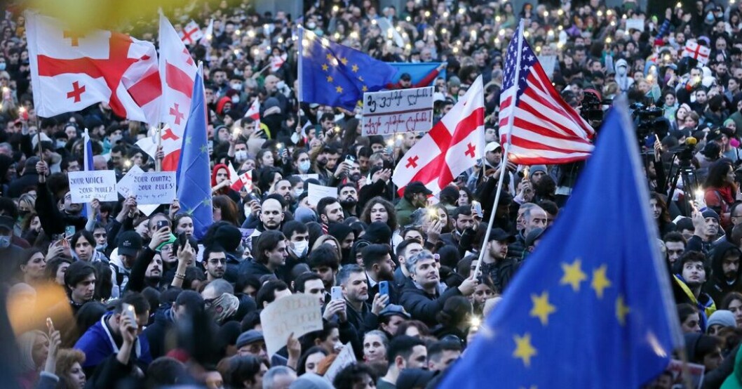 Demonstranter utanför det georgiska parlamentet. Polis skingrar Zelenskyj-stödda demonstranter