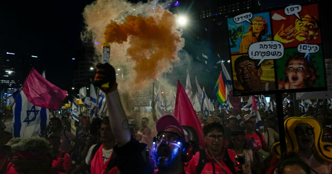 Demonstranterna i Tel Aviv höll en tyst minut för offren i de senaste dagarnas attacker. Arkivbild. Nya protester trots ökad spänning i Israel