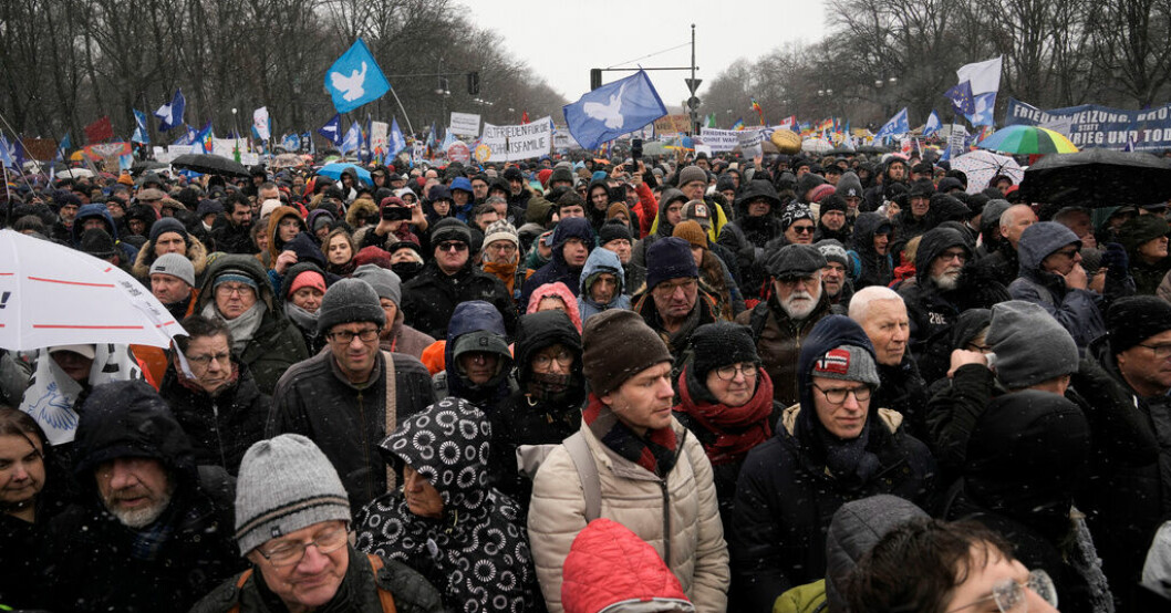 Demonstration i Berlin där man kräver stopp för vapenexport till Ukraina och att förhandlingar inleds med Moskva. Berlinare demonstrerar för fredsförhandlingar