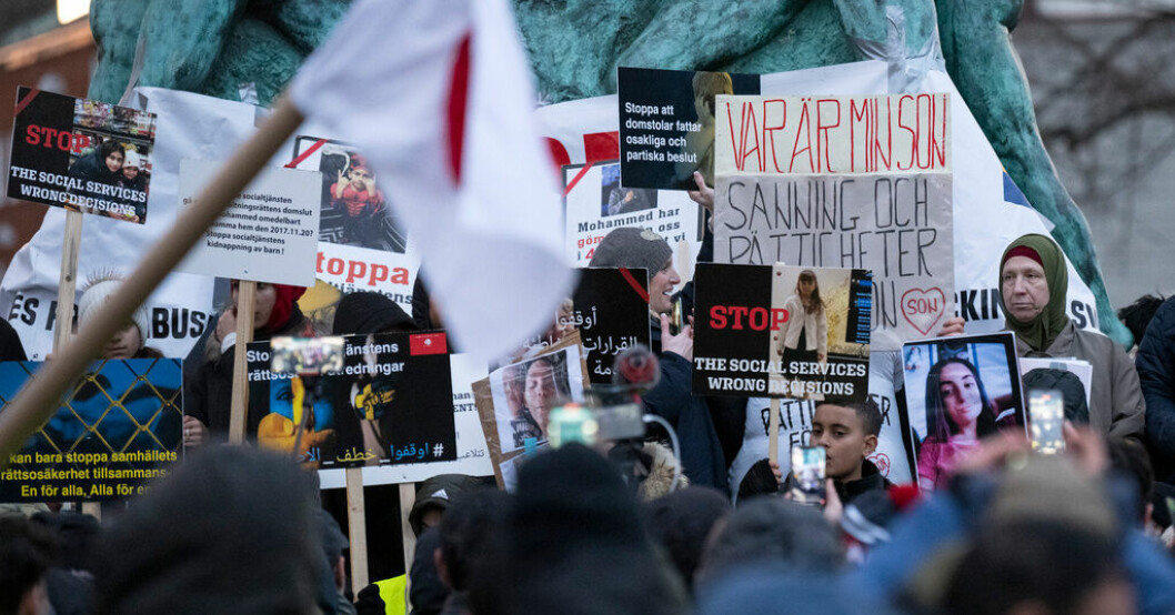 Demonstration mot socialtjänsten och tillämpningen av LVU på Möllevångstorget i Malmö i februari 2022. Startade LVU-kampanjen mot Sverige – ångrar sig